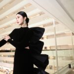 Fan Bingbing Instagram - Stunning views and unparalleled comfort @marinabaysands.

#sgiff2023 @sgiffest 

👗 @stephanerolland_paris FW 2023 HC, styled by @_christopherbu_ and @wishgui3 
💄 @huyiyin8, @_christopherbu_ 
📸 @zungninja 

Team: @jerseychong @mattie_ma @babezoooooooe
