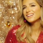 Jessie James Decker Instagram - So happy y’all are loving my new Christmas album “Decker The Halls” and especially “Tangled In Tinsel” 🎄 I love making Christmas music and had so much fun writing this new one with my buddies @daniel_agee_ & @shanestevensmusic ♥️♥️ Link in bio to stream now!