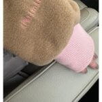 Nozomi Sasaki Instagram - 色の組み合わせ、お気に入り🧸🩷
寒くなってきたから、もこもこ着始めました！
iNtimitéの刺繍もいれました🪡

@intimite_onemile