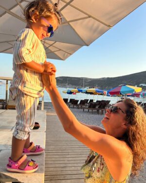 Özge Özpirinçci Instagram - İyi ki doğdun kızım! Hayallerini süsleyen şeylerin anılarına dönüştüğü yepyeni bir yıl olsun! Seni çok seviyorum! 💕