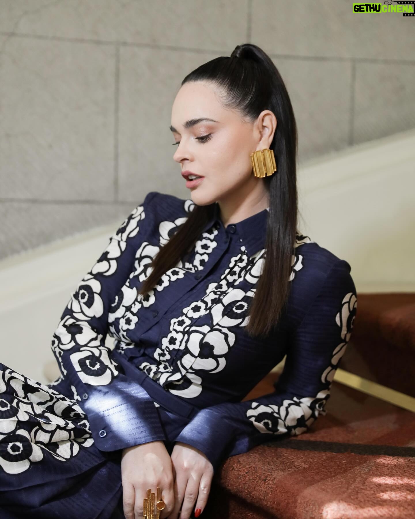 Fabiola Guajardo Instagram - Encontrar mi propio estilo ha sido un proceso de prueba y error que aún sigo explorando, un viaje que traerá aprendizaje haciendo siempre más divertido el camino.
Qué linda plática tuvimos @atenea.morales @voguemexico gracias @karlamartinezdesalas por invitarme!
#espaciovogue