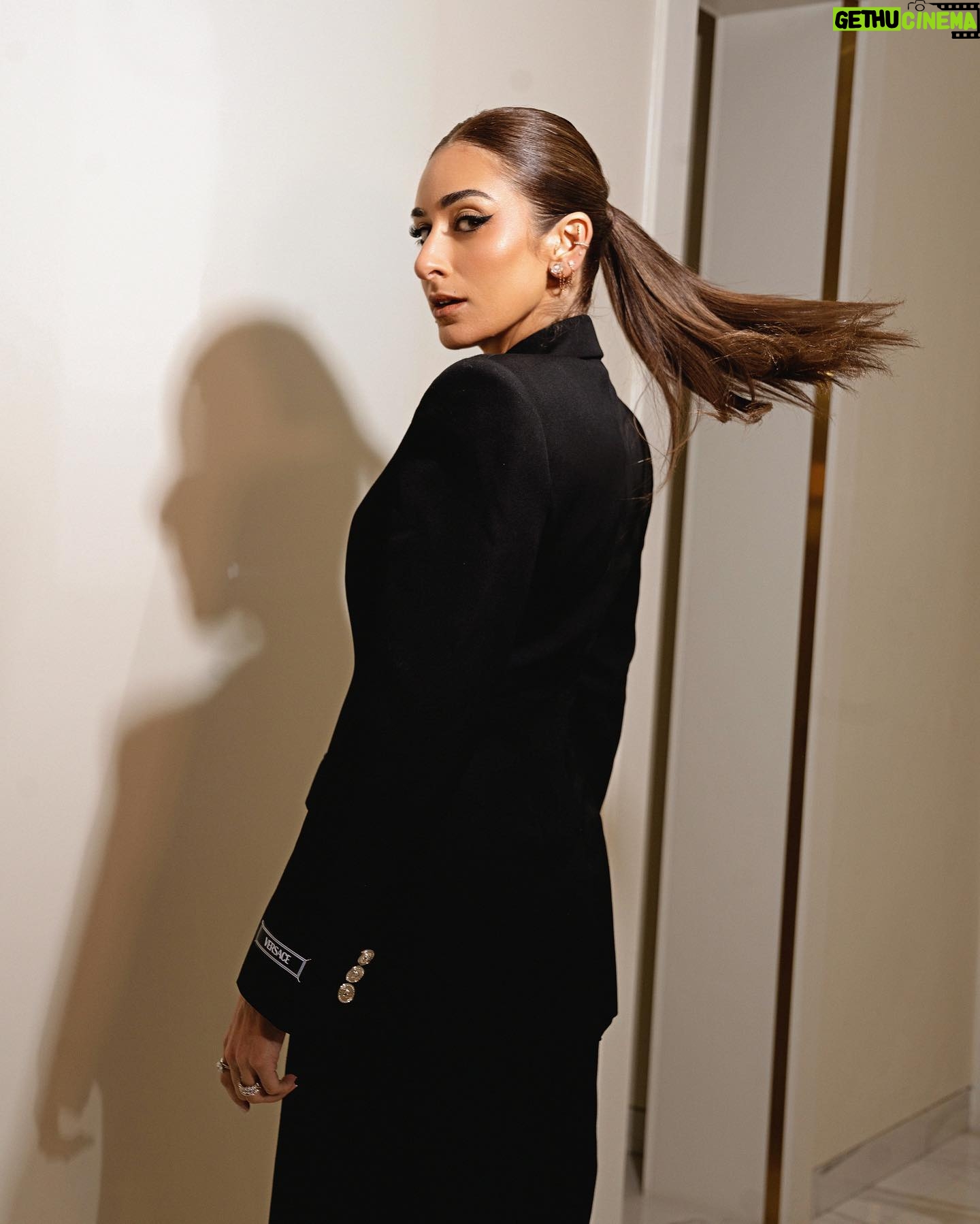 Amina Khalil Instagram - Another night at @redseafilm 🖤
Styling: @mohamedashraff
Suit: @versace
Jewelry: @nadine_jewellery
Photographer: @ghadeer_abuzaid
Hair: @malaksamy_1 @alsagheersalons
MUA: @nohaezzeldinmua
