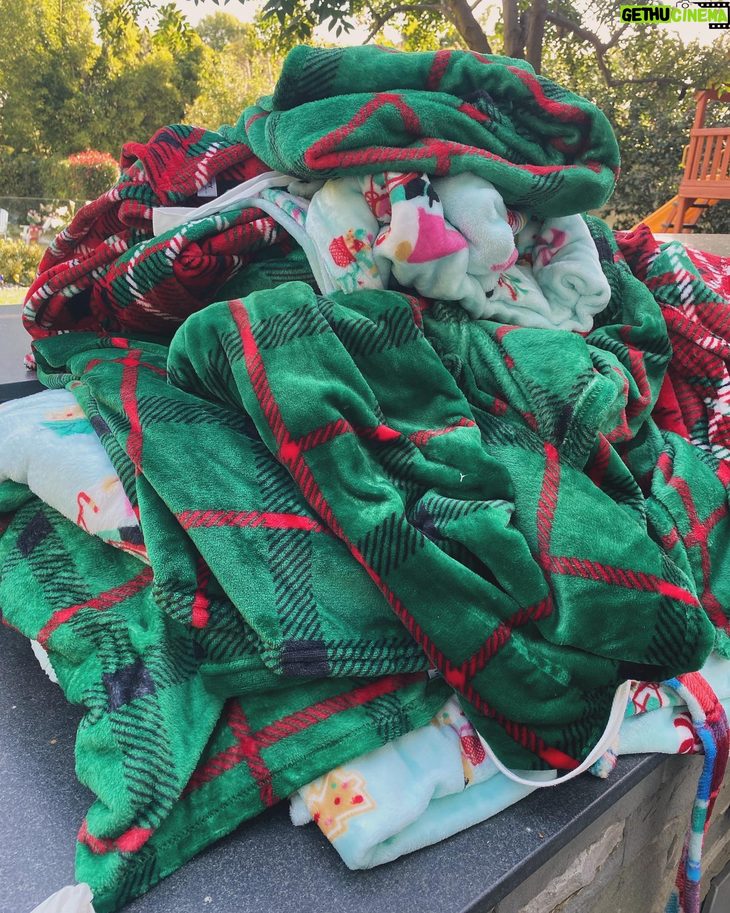 Camilla Luddington Instagram - ***UPDATE- thank you for all your suggestions! We took them to the West Valley Shelter! (Where we got our dog Sully!) ***
Los Angeles! We are looking to donate blankets to a dog rescue/shelter in need of them! Please tag me in your rescue below if this is something you are looking for! 🐶