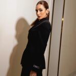 Amina Khalil Instagram - Another night at @redseafilm 🖤 

Styling: @mohamedashraff 
Suit: @versace 
Jewelry: @nadine_jewellery 
Photographer: @ghadeer_abuzaid 
Hair: @malaksamy_1 @alsagheersalons 
MUA: @nohaezzeldinmua