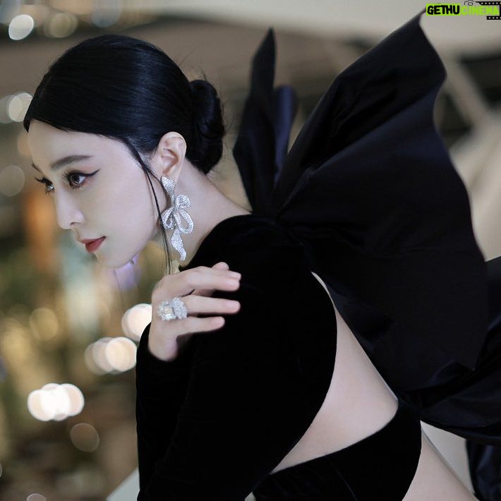 Fan Bingbing Instagram - This year, the Singapore International Film Festival proudly presents the Cinema Icon Award to Chinese superstar @bingbing_fan.
Fan Bingbing is a Chinese actress and producer born in Qingdao, Shandong Province, China. One of her early films was the comedy-drama Cell Phone (2003) by Chinese director Feng Xiaogang, who also made I Am Not Madame Bovary (2016) in which Fan stars as the main protagonist. The latter role won her Best Actress at San Sebastián, Golden Rooster Awards and Asian Film Awards.
Fan has collaborated with Chinese filmmaker Li Yu on several films, notably Lost in Beijing (2007) and Buddha Mountain (2010). She was recognised for her stirring performance in Buddha Mountain with awards at Hundred Flowers, Golden Horse, Euro-Asia International Film Festival and Tokyo International Film Festival. Fan’s filmography extends to Hollywood blockbusters such as X-Men: Days of Future Past (2014) and the spy thriller The 355 (2022). Her latest film, Han Shuai’s Green Night (2023), premiered in the Panorama section of the Berlinale.
In 2014, Fan produced and starred in an 82-episode Chinese TV series, The Empress of China. She has also served as a jury member for Cannes and San Sebastián, among other international festivals. In 2017, she was included in Time magazine’s list of 100 most influential people.
In addition to Fan’s acting career, she is also actively involved in philanthropy, particularly through her Heart Ali project, helping children with congenital heart disease in remote areas.
Catch a selection of three films including the Singapore Premiere of her latest film, Green Night, at the 34th SGIFF.
#SGIFF #SGIFF34 #fanbingbing #cinemaiconaward