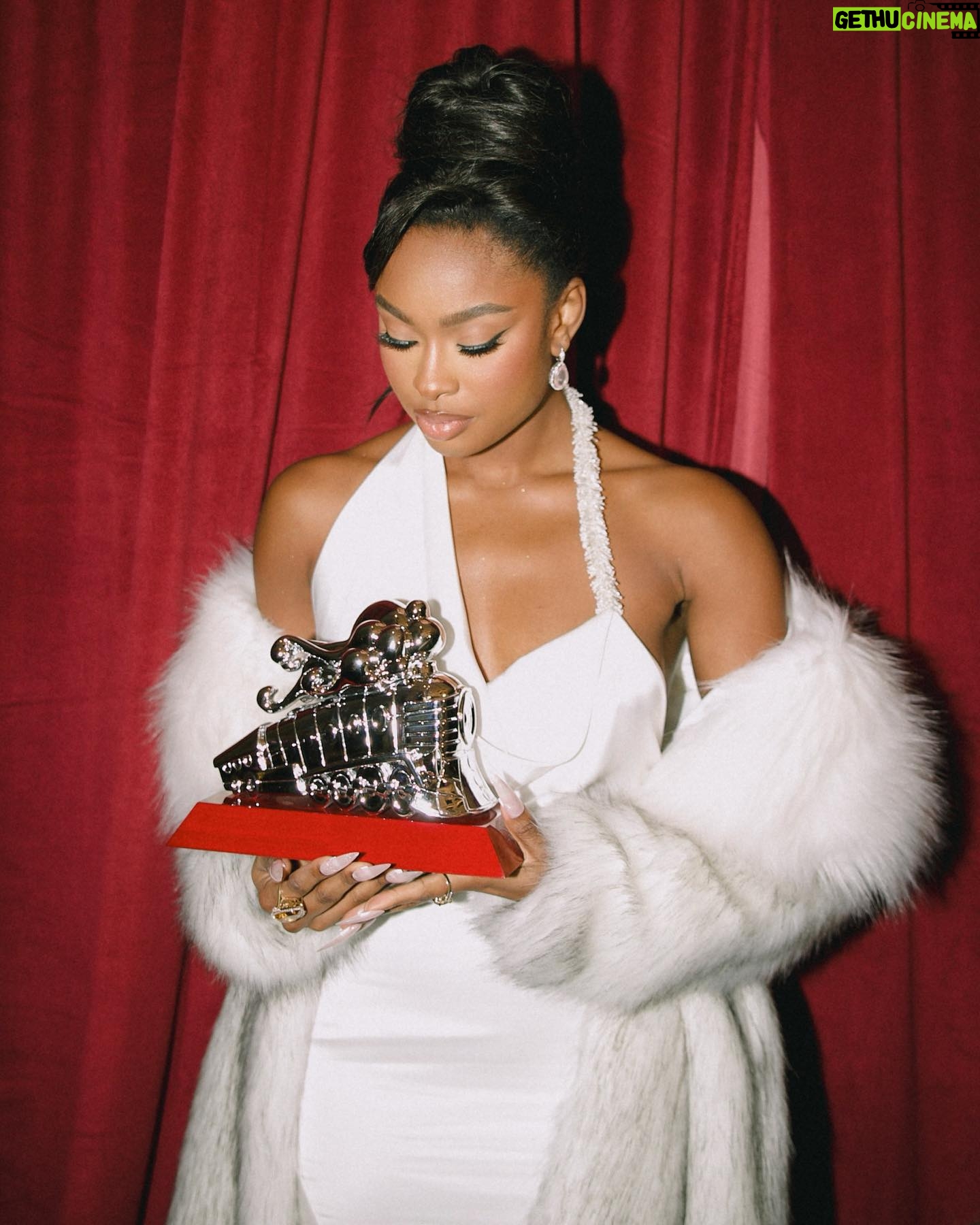 Coco Jones Instagram - Soultrainnnn such a historical platform! I’m so grateful yall awarded me best new artist I love my culture ♾️🤍 & a special thank you to the iconic @officialswv for sharing the stage with me 🫶🏾