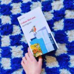 Clara Galle Instagram – Tengo 21 años y me afecta lo que pasa en el mundo.
Me atrevo a decir que hay muchos más jóvenes que, en situaciones privilegiadas o no, dan vueltas a aspectos sociales y tan distintos conflictos que inundan el panorama actual, y el panorama anterior, porque no difieren tanto, a fin de cuentas. 
El poder de ser conscientes de lo que ocurre en nuestras vidas y en las de otros es una capacidad que se desarrolla por voluntad propia. Cuando la finalidad de documentarse sea entender y no dar forma a una opinión individualista nacerá la empatía.
Cuando pienso que no puedo dar solución a realidades tan complejas, me acuerdo que tengo la posibilidad afortunada de informarme. 
Tengo 21 años, hay muchas cosas que no entiendo, y quiero comprender por qué se repiten una y otra vez.

•Imagen 1: Exposición “El muro de Berlín, un mundo dividido”. (Fundación Canal)
•Imagen 2 y 3: Libro “Tía Buena” de Alberto Olmos.
•Imagen 5 y 6: Libro “Apeirógono” de Colum McCann.
*Imagen 7 y 8: Exposición “Amazônia” de Sebastião Salgado (Fernán Gómez Centro Cultural)
*Imagen 9: Fragmento del libro “Artemisa” de  Jean Shinoda Bolen.