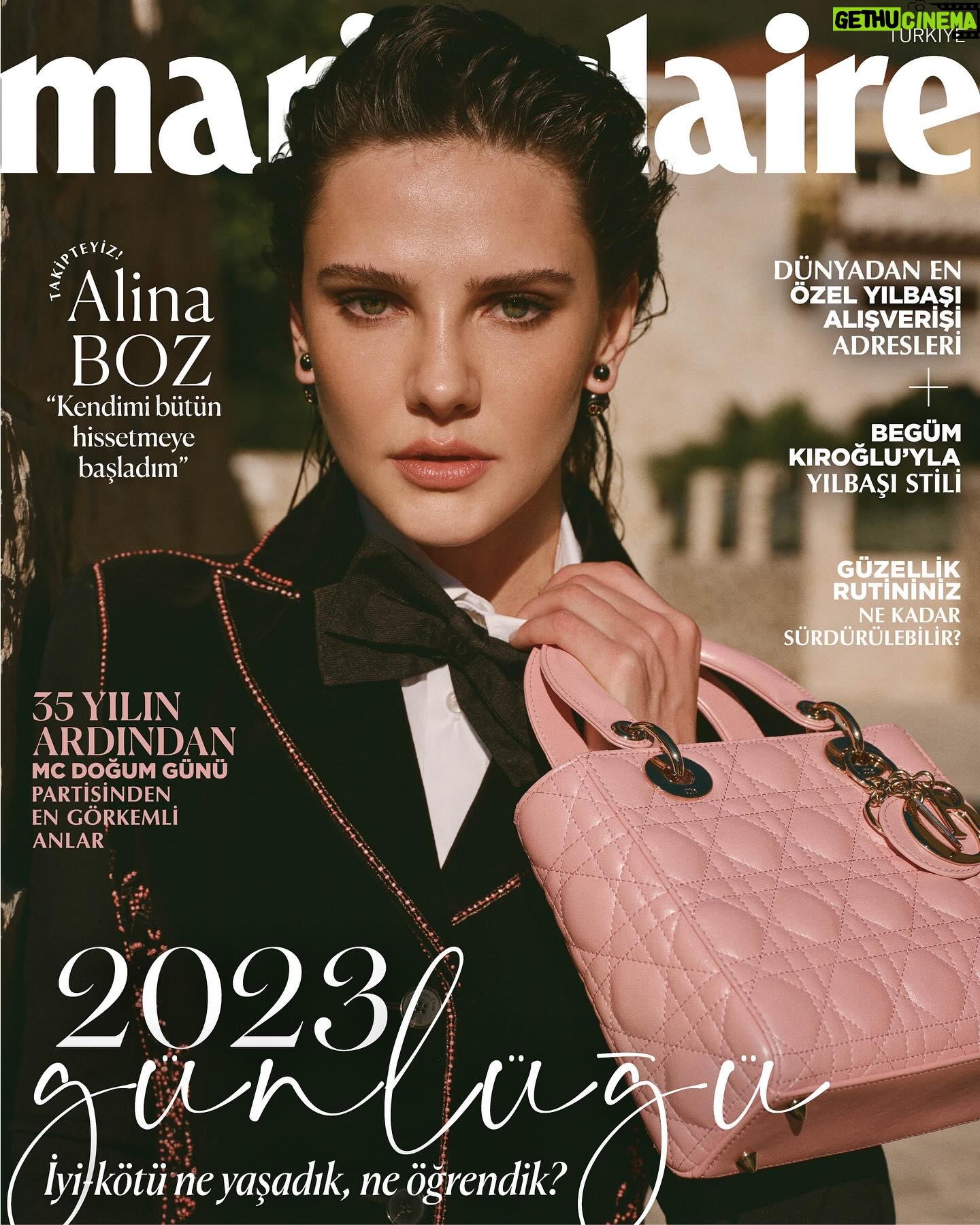 Alina Boz Instagram - “Kendimi bütün hissetmeye başladım” diyen kapak kızımız Alina Boz’la kışın en parlak güneşini Portonovi’de yakaladık.
Marie Claire Aralık, yarın tüm dijital platformlarda ve çok yakında bayilerde!
@alinaboz
@dior
@portonovi
Yayın Direktörü: @isiksimsek
Röportaj: @selinerkmen
Fotoğraflar: @koraybirand
Moda Direktörü: @nazlikayran
Styling Asistanı: @ekinsuoktar
Saç: @no21istanbul | @feritbelli
Makyaj: @batuhansaraa
Fotoğraf Asistanı: @baristeksan
Video: @batuhankucam | @artandist
Mekan: Portonovi Resort & Herceg Novi
#MarieClaireTR #AlinaBoz #KışGüneşi #Dior #Portonovi
