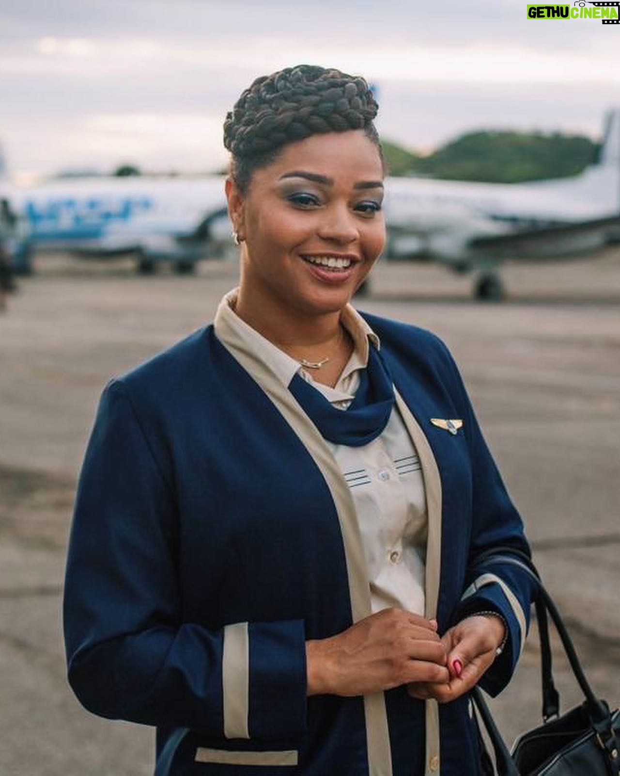 Juliana Alves Instagram - Atenção tripulação: comissária Cláudia voando pelo seu feed 💙✈️
‼️‼️Atenção para a chamada:
Voo VASP 375 HOJE nos cinemas de todo o Brasil. Embarque conosco nesta viagem inesquecível!
Um filmaço @estudioescarlate @stardistributionbr
Direção @marcusbaldini
Fotografia @rhebling_junior
Roteiro @mikaeldealbuquerque
#osequestrodovoo375 #cinemanacional