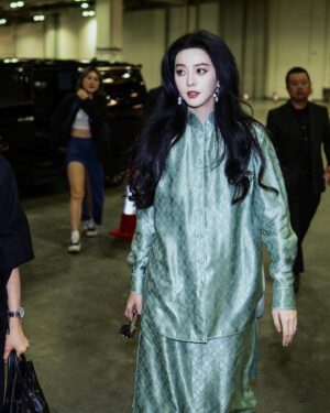 Fan Bingbing Instagram - My day 2 in Singapore for @sgiffest 2023.
💚💚💚

📸 @zungninja and @ryan_john_peters.