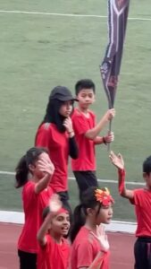 Erra Fazira Instagram - YEAYYY!!
Alhamdulillah.. .
Proud of you anak and dragons! They won for girls 4x100 and overall sports champion of 2023! 🎉🎉🎉 👏🏻👏🏻👏🏻 Keep it up, Dragons! You can do it again next year!! 💪🏻🥰
.
.
Walaupun belengasss bermandi peluh.. demi  anak, kami para ibu bapas gagahi jebat!! 🤭😆😅