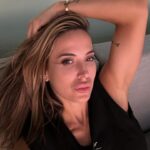 Jésica Cirio Instagram - Mix de mi última semana de Noviembre 😃
1- Selfie post gym💪🏻
2- Con este equipo que amo tanto @dieleuco @rodrigocascon @nazarenomottola 🫶🏻
3- Me declaro fan de la entraña 🥩
4- Look para la Peña @parisbyflormonis @rickysarkany 👗
5- La más linda del mundo 👧🏼
6- En la produ de @cocotdufour 📸
7- Fin del día con el make up corrido 😜
8- Un poquito más de mi look para la Peña ☺️
9- Dormida yendo al canal 😴
10- Mi postre favorito @roldanba 🍨