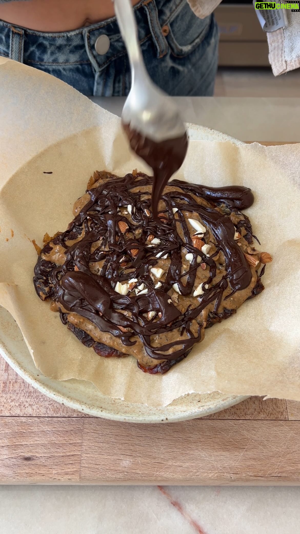 Daniella Monet Instagram - Let’s talk about sugar!
While the comfort of sugar tempts, it’s essential to remember that excessive sugar intake might compromise our immune system. Not saying to cut out sugar (always do what is best for you) but here is a dessert that is sugar (added sugar) free
DATE BARK RECIPE:
1. Press down medjool dates in any shape you want – these naturally sweet fruits provide a caramel-like flavor and chewy texture, making them the perfect base for this low sugar dessert!
2. Spread a generous layer of almond butter or any nut butter of your choice!
3. Sprinkle on a good amount of sliced almonds
4. Melt chocolate chips and drizzle on top (I like dark chocolate, unsweetened). You can fully cover the date bark if you want! You can also sprinkle on some flaky sea salt!
5. Pop in the freezer for a few hours
6. Take out and enjoy!
Like what you see? Want more dessert inspo? Comment DIGEST🫶🏼🧁🍩🍭