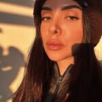 Sheryl Rubio Instagram – Usa esa cámara trasera de tu teléfono sin miedo chich@ ✨🤍 los cambios empiezan de adentro hacia afuera. Si solo le damos mucho amor a nuestra piel, tal vez no veremos resultados o no serán  permanentementes si no le damos el tiempo que necesita nuestro cuerpo para descansar, moverse así sean 30 minutos al día y llenarlo de energía y nutrientes 🥬 🥦 si ya estás haciendo todo eso, entonces estás a un paso de lograrlo! 

– serum de ácido hialuronico: @kiehls 
– first care activating serum: @sulwhasoo.us 
– crema diaria hidratante: @versed 
– protector solar 🌟: @beautyofjoseon_official 
– tinta multiusos (tono destino): @bailandojuntos 
– lápiz de cejas (dark brunette/brun foncé): @jonesroadbeauty 
– bálsamo multiusos con color(tomo flushed): @jonesroadbeauty 
– gel de cejas: @grandecosmetics 
– hidratante de labios: @malinandgoetz
