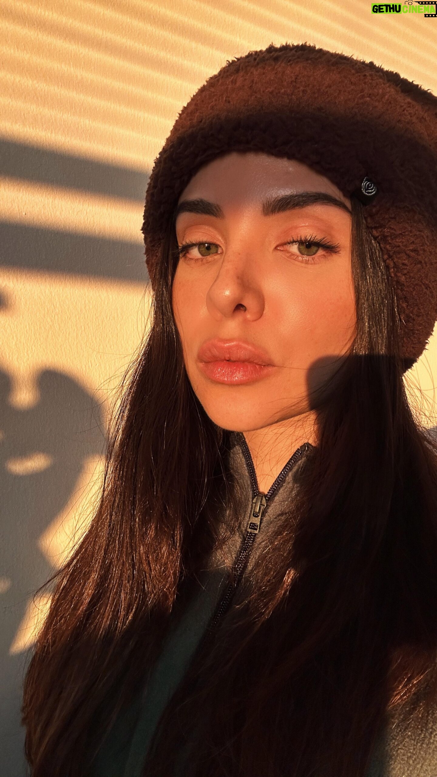 Sheryl Rubio Instagram - Usa esa cámara trasera de tu teléfono sin miedo chich@ ✨🤍 los cambios empiezan de adentro hacia afuera. Si solo le damos mucho amor a nuestra piel, tal vez no veremos resultados o no serán permanentementes si no le damos el tiempo que necesita nuestro cuerpo para descansar, moverse así sean 30 minutos al día y llenarlo de energía y nutrientes 🥬 🥦 si ya estás haciendo todo eso, entonces estás a un paso de lograrlo!
- serum de ácido hialuronico: @kiehls
- first care activating serum: @sulwhasoo.us
- crema diaria hidratante: @versed
- protector solar 🌟: @beautyofjoseon_official
- tinta multiusos (tono destino): @bailandojuntos
- lápiz de cejas (dark brunette/brun foncé): @jonesroadbeauty
- bálsamo multiusos con color(tomo flushed): @jonesroadbeauty
- gel de cejas: @grandecosmetics
- hidratante de labios: @malinandgoetz