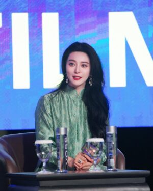 Fan Bingbing Instagram - My day 2 in Singapore for @sgiffest 2023.
💚💚💚

📸 @zungninja and @ryan_john_peters.