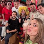 Jésica Cirio Instagram - Mix de mi última semana de Noviembre 😃
1- Selfie post gym💪🏻
2- Con este equipo que amo tanto @dieleuco @rodrigocascon @nazarenomottola 🫶🏻
3- Me declaro fan de la entraña 🥩
4- Look para la Peña @parisbyflormonis @rickysarkany 👗
5- La más linda del mundo 👧🏼
6- En la produ de @cocotdufour 📸
7- Fin del día con el make up corrido 😜
8- Un poquito más de mi look para la Peña ☺️
9- Dormida yendo al canal 😴
10- Mi postre favorito @roldanba 🍨