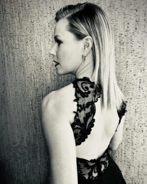 Elizabeth Banks Instagram - @versace 🖤 @latenightseth 

hair: @benskervin 
makeup: @gitabass 
styling: @erinwalshstyle