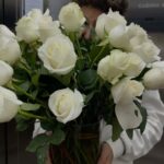 Macarena Achaga Instagram - regalar flores nunca pasa de moda. 
llenarle la casa de flores a tu novia, menos.