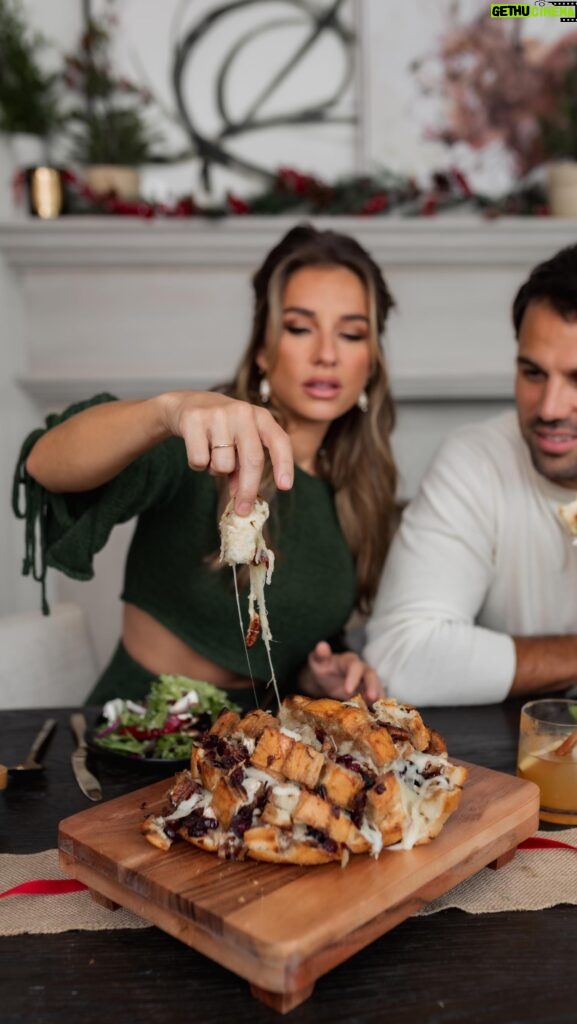 Jessie James Decker Instagram - Cranberry Brie Pull-Apart Bread is one of our favorite appetizers for Christmas✨🥖 It’s a fun way to serve brie with all of those yummy flavors of cranberry and pecans without doing the traditional baked Brie. Serve this to your guests and I guarantee there will be absolutely none left! 

Get the recipe from my new cookbook Just Eat! Link in bio to order ✨