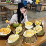 Fan Bingbing Instagram - 哇！Malaysian durian~~ SEDAPNYA 🤤🤤😍😍

This is HEAVEN for all durian lovers! I’ve tried D101, D24 XO, Tekka, D197 Musang King, D200 Black Thorn... 哇！！

They also taught me to drink from the durian carpel to avoid body heat, so interesting! 😍