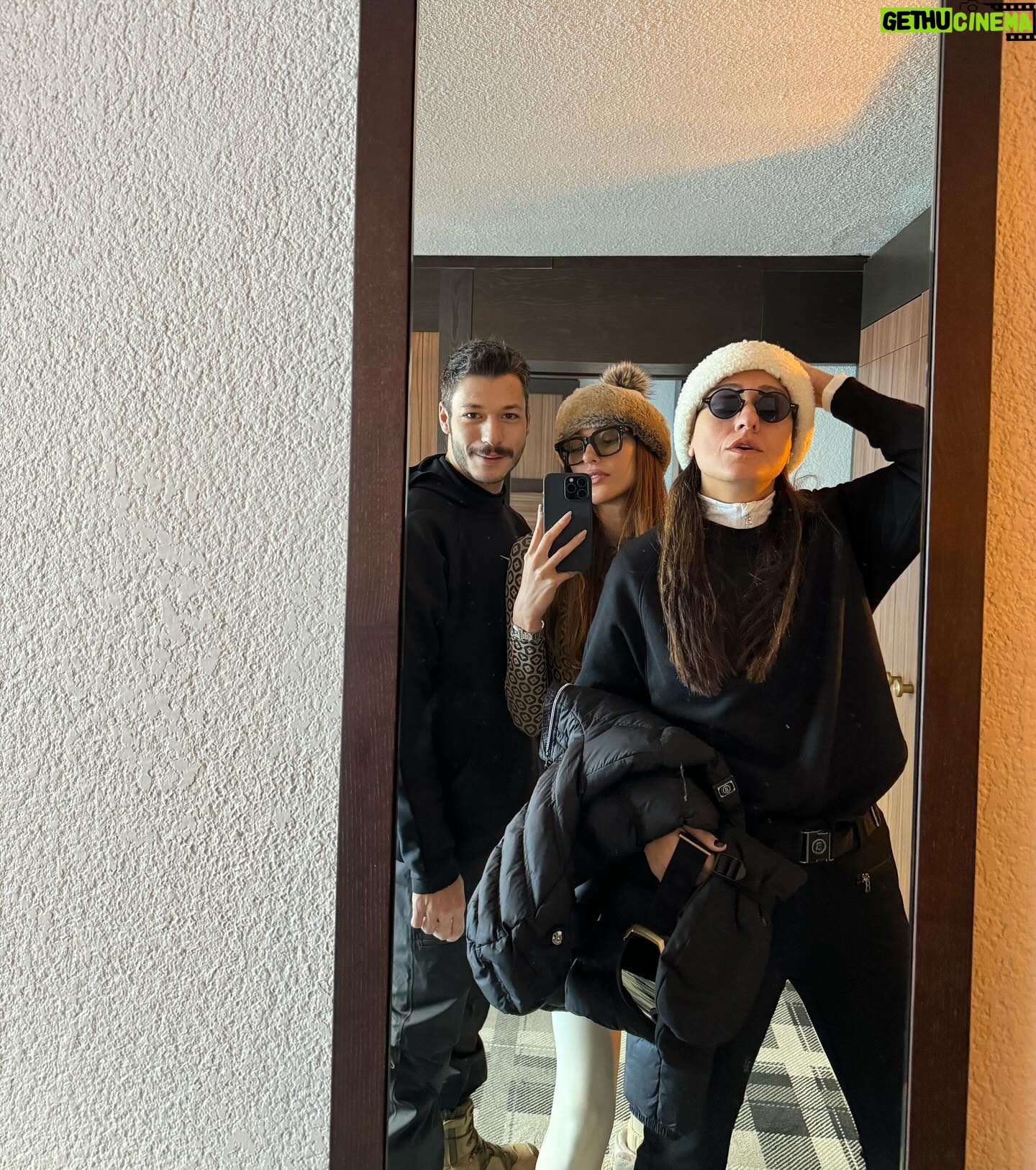 Dilan Çiçek Deniz Instagram - Getaway w/ fam ⛷️