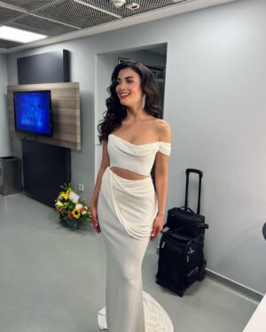 Özge Yağız Instagram - geceden💫🤍