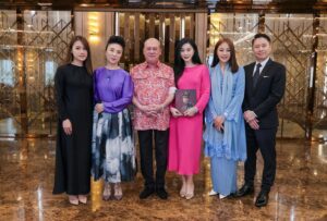 Fan Bingbing Instagram - An unforgettable honor meeting the Sultan of this stunning Malaysian state. 🇲🇾✨ 

Touched by His Majesty’s warmth and grace. 🤍