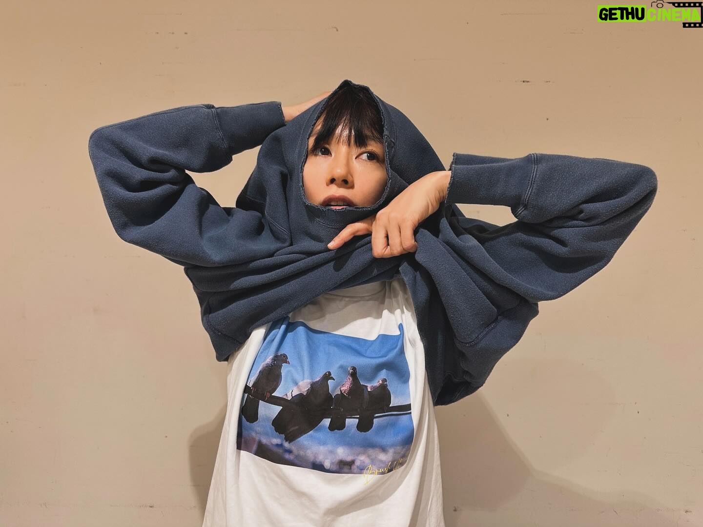 Asami Mizukawa Instagram - ブラッシュアップライフの公式鳩Tシャツ🐦🐦🐦🐦
@brushuplife_ntv
ブラッシュアップライフは年末一挙放送!
年明けの侵入者達の晩餐も楽しみだ!