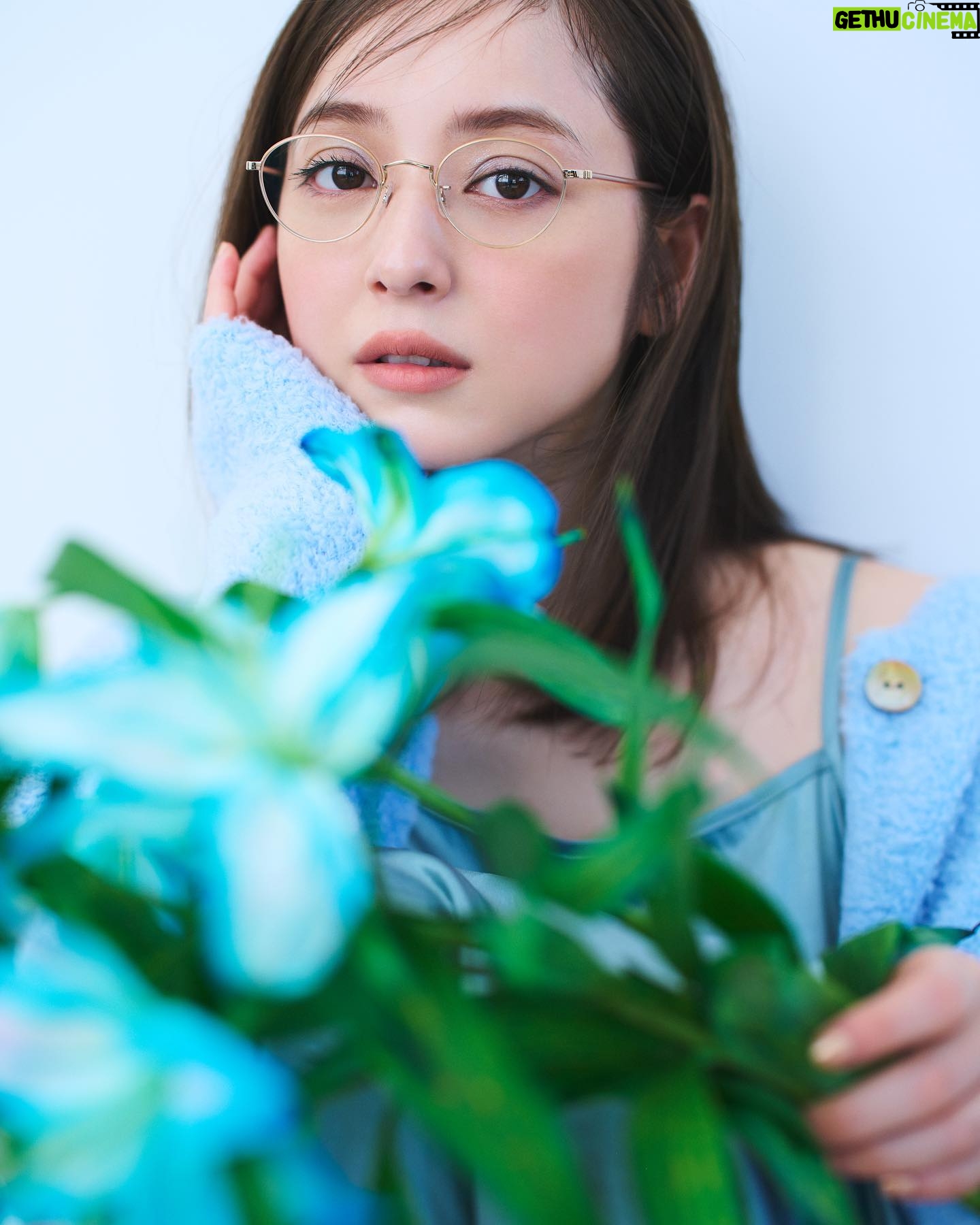Nozomi Sasaki Instagram - .
新作eyewear🩵
私にとってメガネは欠かせない存在!
カラーレンズだけが、UVカットかと思いがちですが、クリアレンズでも、しっかりUVカット!しかも99.9%もカット👓(私もデザインするまでは、勝手にそう思い込んでいました…😅)
ですので、夏以外も日差しはあるのでオールシーズン使ってます。
目から日焼けもするみたいなので☀️
iNtimitéのサイトからご購入いただくと、UVカットレンズがついています!
iNtimité by EYEVANのメガネは、デザインだけでなく、軽くて一日中着けていても、疲れないように作っています🫧
是非チェックしてくださると嬉しいです!
#iNtimitebyEYEVAN
=====
<iNtimité by EYEVAN 新商品販売のお知らせ>
12/7(木)18:00~
iNtimite by EYEVAN 2024 Spring & Summer の新作を販売させていただきます!
長時間掛けてもストレスの少ない軽さや、掛け心地に配慮しながら、シンプルで洗練されたデザインをベースに、ニュアンスのあるカラーリングや、ジュエリーに用いられるハンマー打ちのような繊細なディティールを用いて、彩りと華やかさを演出したコレクションを展開しています。
<着用モデル>
INE-1005 G/MILKPNKH
上品なゴールドのフロントは、ハーフリム七宝でアイメイクのような彩りと質感をプラス。
β-チタンのしなやかさを生かした細身のデザインで、程よい存在のあるアイウェアになります。
=====