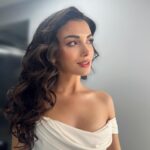 Özge Yağız Instagram - geceden💫🤍