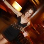 Özge Özpirinçci Instagram – work hard, party harder 🍸 
📸: @bigeyalin 🤍

#reklam