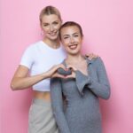 Lena Gercke Instagram – Zusammen mit unseren Kampagnenbotschafterinnen @lenagercke und Lina (@lina.1210_ ) sammeln wir bei betterplace.org Spenden für unser „look good feel better“ Kosmetikseminar für Mädchen und Frauen, die an Krebs erkrankt sind. Macht mit und zeigt euer Herz für Krebspatientinnen! Wie?
Spendet einen Beitrag über betterplace.org und macht zusammen mit Lena und Lina ein Herz! Screenshotet das Herzfoto, fügt euer halbes Herz im Story-Layout hinzu und taggt @dkmslife! Oder macht eine Herzgeste und taggt @dkmslife. Den Link zur Spendenkampagne findet ihr in der BIO!
Für Lina waren es zwei unbeschwerte Stunden im „look good feel better“ Kosmetikseminar. Der Austausch mit anderen Krebspatientinnen, das gemeinsame Lachen und Schminken haben ihr neuen Mut geschenkt.
Vielen Dank an unseren wunderbaren Partner @lorealparis für das Sponsoring des Fotoshootings. Gemeinsam zeigen wir unser ❤️ für Krebspatientinnen.
Bildcredit: @rui.camilo