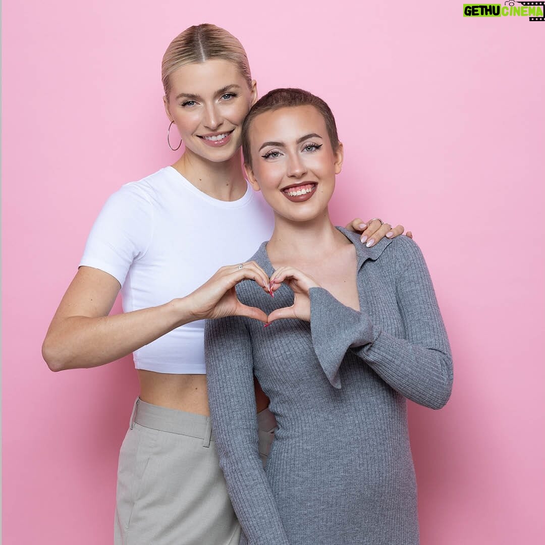 Lena Gercke Instagram - Zusammen mit unseren Kampagnenbotschafterinnen @lenagercke und Lina (@lina.1210_ ) sammeln wir bei betterplace.org Spenden für unser „look good feel better“ Kosmetikseminar für Mädchen und Frauen, die an Krebs erkrankt sind. Macht mit und zeigt euer Herz für Krebspatientinnen! Wie?
Spendet einen Beitrag über betterplace.org und macht zusammen mit Lena und Lina ein Herz! Screenshotet das Herzfoto, fügt euer halbes Herz im Story-Layout hinzu und taggt @dkmslife! Oder macht eine Herzgeste und taggt @dkmslife. Den Link zur Spendenkampagne findet ihr in der BIO!
Für Lina waren es zwei unbeschwerte Stunden im „look good feel better“ Kosmetikseminar. Der Austausch mit anderen Krebspatientinnen, das gemeinsame Lachen und Schminken haben ihr neuen Mut geschenkt.
Vielen Dank an unseren wunderbaren Partner @lorealparis für das Sponsoring des Fotoshootings. Gemeinsam zeigen wir unser ❤️ für Krebspatientinnen.
Bildcredit: @rui.camilo
