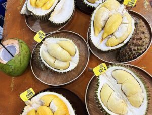 Fan Bingbing Instagram - 哇！Malaysian durian~~ SEDAPNYA 🤤🤤😍😍

This is HEAVEN for all durian lovers! I’ve tried D101, D24 XO, Tekka, D197 Musang King, D200 Black Thorn... 哇！！

They also taught me to drink from the durian carpel to avoid body heat, so interesting! 😍