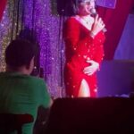 Lolita Milyavskaya Instagram - Мне моя близкая подруга Екатерина Рождественская @katyarozhdest прислала! И я начала вспоминать, что это за платье, какой это год, ведь песне уже прилично лет!)⁣⁣⠀
Это блестящая актёрская зарисовка неизвестного мне парня🙏 Знаю только, что его зовут Арман и он стилист по профессии.⁣⁣⠀
Вот это «зерно роли» по Станиславскому. Мимика, суть, пластика. Мне есть над чем поработать ☝️😜Аплодирую и Спасибо 🙏❤️