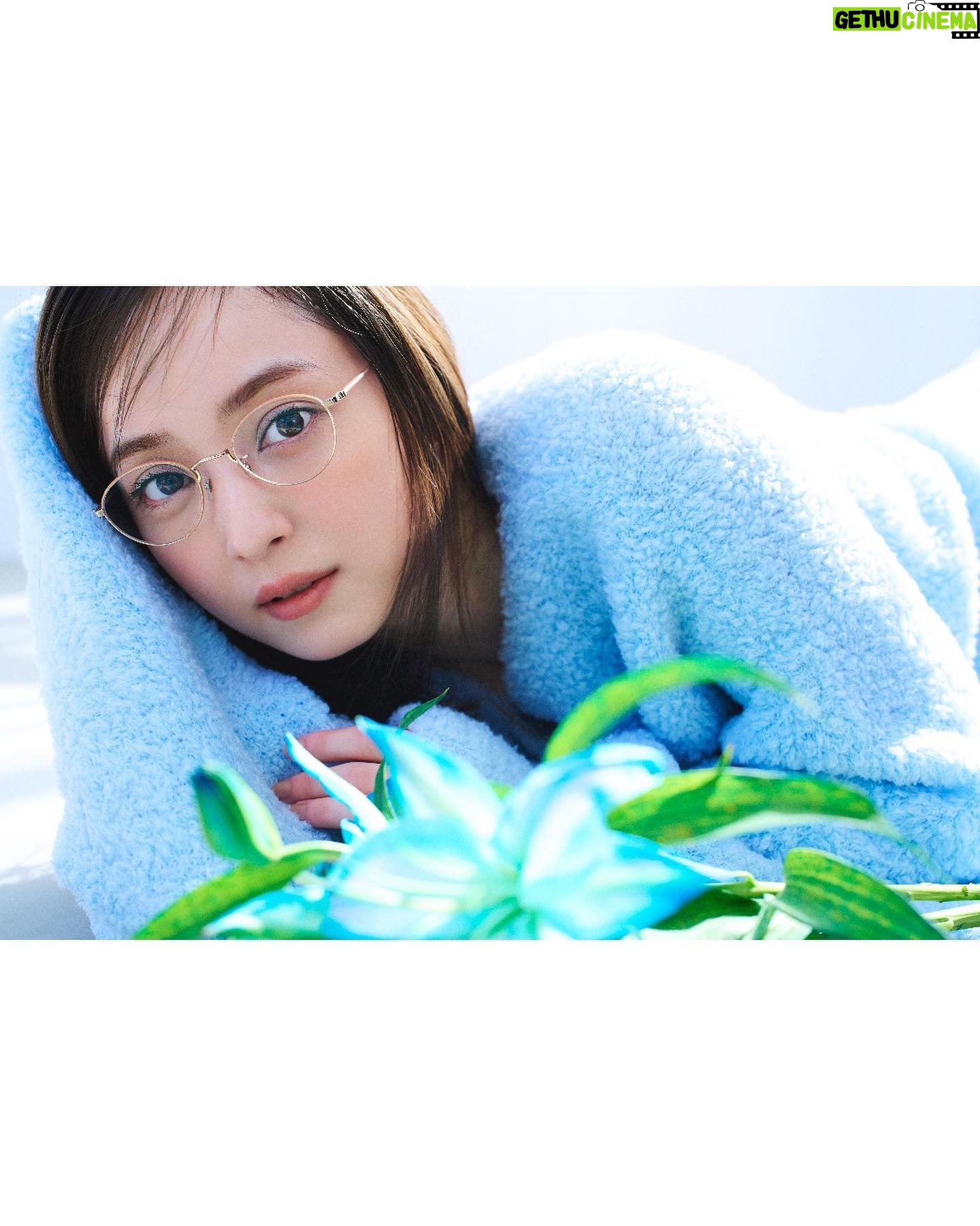 Nozomi Sasaki Instagram - .
新作eyewear🩵
私にとってメガネは欠かせない存在!
カラーレンズだけが、UVカットかと思いがちですが、クリアレンズでも、しっかりUVカット!しかも99.9%もカット👓(私もデザインするまでは、勝手にそう思い込んでいました…😅)
ですので、夏以外も日差しはあるのでオールシーズン使ってます。
目から日焼けもするみたいなので☀️
iNtimitéのサイトからご購入いただくと、UVカットレンズがついています!
iNtimité by EYEVANのメガネは、デザインだけでなく、軽くて一日中着けていても、疲れないように作っています🫧
是非チェックしてくださると嬉しいです!
#iNtimitebyEYEVAN
=====
<iNtimité by EYEVAN 新商品販売のお知らせ>
12/7(木)18:00~
iNtimite by EYEVAN 2024 Spring & Summer の新作を販売させていただきます!
長時間掛けてもストレスの少ない軽さや、掛け心地に配慮しながら、シンプルで洗練されたデザインをベースに、ニュアンスのあるカラーリングや、ジュエリーに用いられるハンマー打ちのような繊細なディティールを用いて、彩りと華やかさを演出したコレクションを展開しています。
<着用モデル>
INE-1005 G/MILKPNKH
上品なゴールドのフロントは、ハーフリム七宝でアイメイクのような彩りと質感をプラス。
β-チタンのしなやかさを生かした細身のデザインで、程よい存在のあるアイウェアになります。
=====