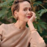 Sarah Paulson Instagram – Emmy-winning actress Sarah Paulson (@mssarahcatharinepaulson) immerses herself soul deep into every character, to the point of nearly vanishing. “It’s not my job to determine whether they are likable or worthy people,” she explains. “Can I go home at night and feel that I attempted to do something with truth at its center?” The Florida native chatted with G&G about her recent roles, her Southern grandmother’s influence, and her dogs. Read the interview at the link in our profile.
⠀⠀⠀⠀⠀⠀⠀⠀⠀
PHOTO: @erik_carter