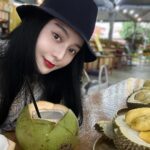 Fan Bingbing Instagram - 哇！Malaysian durian~~ SEDAPNYA 🤤🤤😍😍

This is HEAVEN for all durian lovers! I’ve tried D101, D24 XO, Tekka, D197 Musang King, D200 Black Thorn... 哇！！

They also taught me to drink from the durian carpel to avoid body heat, so interesting! 😍