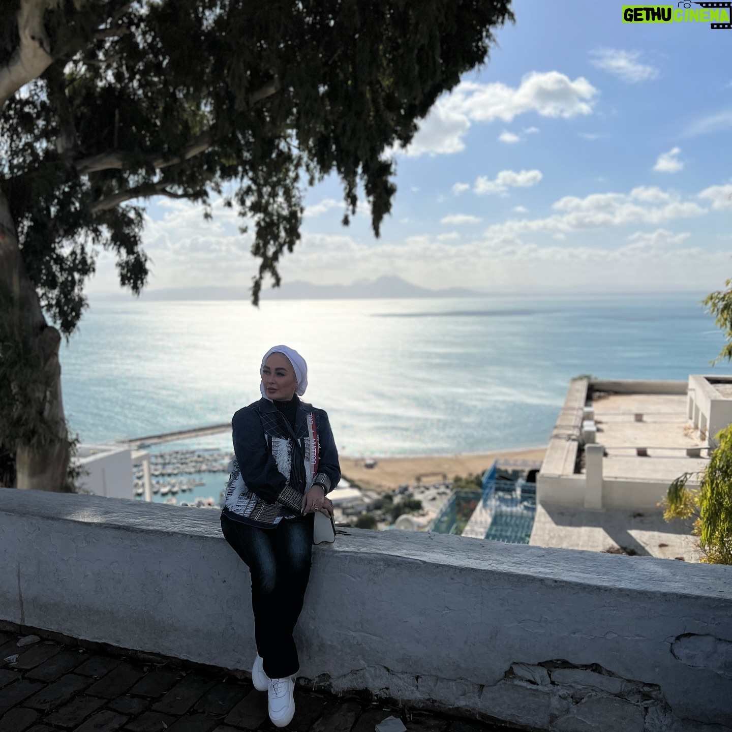 Elham Hamidi Instagram - .
سفر کردن انسان ها را فروتن می کند
زیرا در سفر است که شما پهناور بودن جهان و عظیم بودن
همه آنچه در آن زندگی میکنید را کشف میکنید
.
.
.
#سفر #تونس