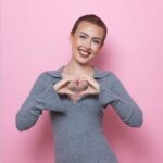 Lena Gercke Instagram – Zusammen mit unseren Kampagnenbotschafterinnen @lenagercke und Lina (@lina.1210_ ) sammeln wir bei betterplace.org Spenden für unser „look good feel better“ Kosmetikseminar für Mädchen und Frauen, die an Krebs erkrankt sind. Macht mit und zeigt euer Herz für Krebspatientinnen! Wie?

Spendet einen Beitrag über betterplace.org und macht zusammen mit Lena und Lina ein Herz! Screenshotet das Herzfoto, fügt euer halbes Herz im Story-Layout hinzu und taggt @dkmslife! Oder macht eine Herzgeste und taggt @dkmslife. Den Link zur Spendenkampagne findet ihr in der BIO!

Für Lina waren es zwei unbeschwerte Stunden im „look good feel better“ Kosmetikseminar. Der Austausch mit anderen Krebspatientinnen, das gemeinsame Lachen und Schminken haben ihr neuen Mut geschenkt.

Vielen Dank an unseren wunderbaren Partner @lorealparis für das Sponsoring des Fotoshootings. Gemeinsam zeigen wir unser ❤️ für Krebspatientinnen.

Bildcredit: @rui.camilo