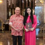 Fan Bingbing Instagram - An unforgettable honor meeting the Sultan of this stunning Malaysian state. 🇲🇾✨ 

Touched by His Majesty’s warmth and grace. 🤍