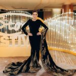 Amina Khalil Instagram - Moments before walking in to the closing ceremony of the Red Sea Film Festival 2023 @redseafilm 
This post is dedicated to the wonderful humans that made my look happen tonight ⭐️
I owe this elegance to you all ! 

Stylist: @islam.mitwally 
Dress: @tonywardcouture 
Jewels: @nadine_jewellery 
MUA: @nohaezzeldinmua 
Hair: @ibrahim_eissa00 @alsagheersalons 
Photographer: @tohlobphotography