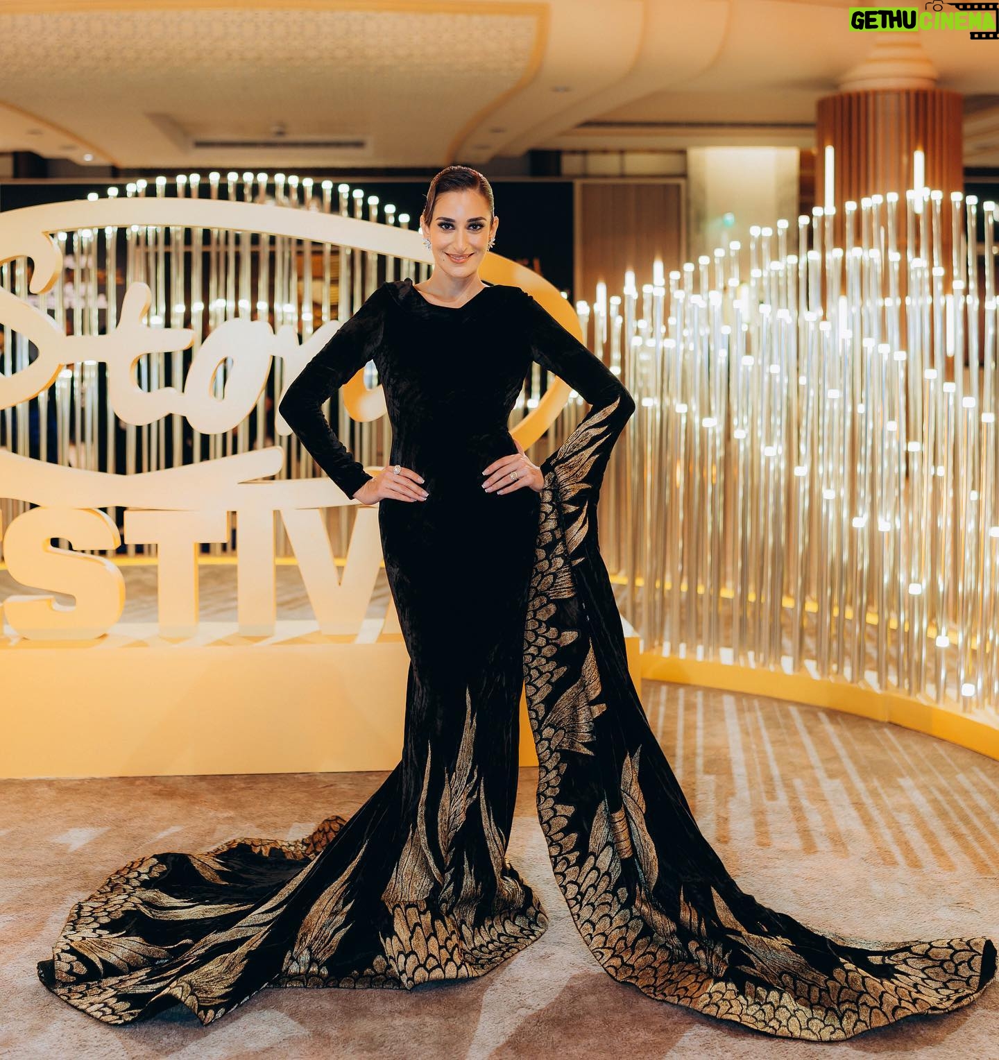 Amina Khalil Instagram - Moments before walking in to the closing ceremony of the Red Sea Film Festival 2023 @redseafilm
This post is dedicated to the wonderful humans that made my look happen tonight ⭐️
I owe this elegance to you all !
Stylist: @islam.mitwally
Dress: @tonywardcouture
Jewels: @nadine_jewellery
MUA: @nohaezzeldinmua
Hair: @ibrahim_eissa00 @alsagheersalons
Photographer: @tohlobphotography