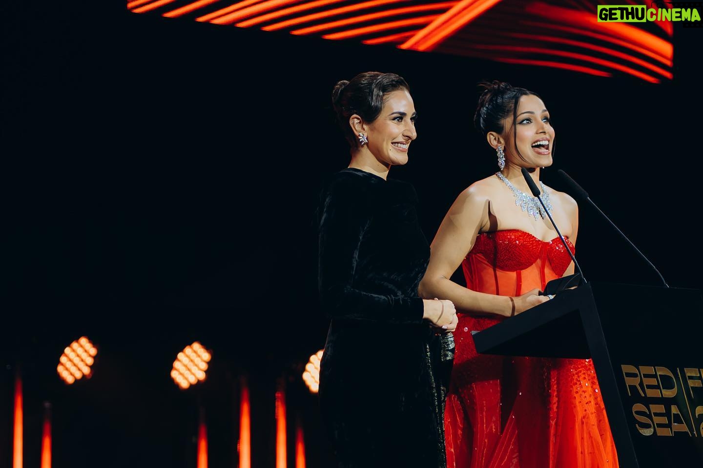 Amina Khalil Instagram - انتهت أمس الدورة الثالثة لمهرجان البحر الأحمر السينمائي، استمتعت بأفلام عالية المستوى وكانت تجربتي كعضوة في لجنة التحكيم ثرية إلى أقصى حد، شكرا لإدارة المهرجان على حسن الضيافة والتنظيم وكل الأمنيات بالتوفيق للسينما السعودية التي حققت تطورا ملحوظا في زمن قياسي..
Last night was our final evening at the amazing Red Sea Film Festival. It has been nothing short of a dream. I am forever grateful for the opportunity I had to be part of the main feature film narrative jury amongst such phenomenal artists whom I hold so dear to my heart. Thank you @redseafilm . Thank you @moalturki and @jomanaalrashid
for creating a platform that has become so highly recognized and respected in just a mere few years.. the best is yet to come, and it was an honor to be a part of it.
Congratulations to all the amazing filmmakers who created the 17 wonderful films we had the chance to see..
And a big thank you to the glorious jury members, its been epic. ❤️
@bazluhrmann @freidapinto @joelkinnaman @pazvegaofficial
