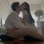 Macarena Achaga Instagram - regalar flores nunca pasa de moda. 
llenarle la casa de flores a tu novia, menos.