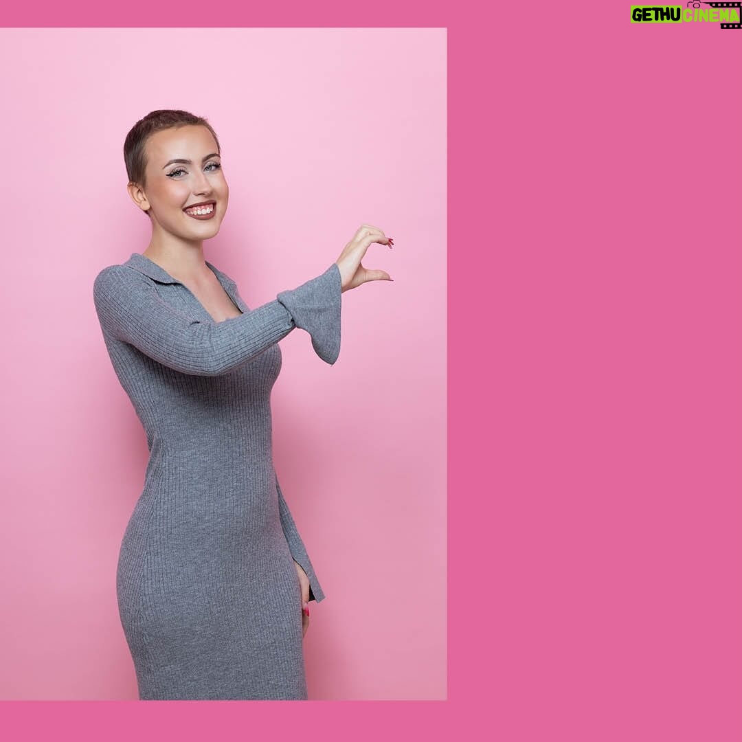 Lena Gercke Instagram - Zusammen mit unseren Kampagnenbotschafterinnen @lenagercke und Lina (@lina.1210_ ) sammeln wir bei betterplace.org Spenden für unser „look good feel better“ Kosmetikseminar für Mädchen und Frauen, die an Krebs erkrankt sind. Macht mit und zeigt euer Herz für Krebspatientinnen! Wie?
Spendet einen Beitrag über betterplace.org und macht zusammen mit Lena und Lina ein Herz! Screenshotet das Herzfoto, fügt euer halbes Herz im Story-Layout hinzu und taggt @dkmslife! Oder macht eine Herzgeste und taggt @dkmslife. Den Link zur Spendenkampagne findet ihr in der BIO!
Für Lina waren es zwei unbeschwerte Stunden im „look good feel better“ Kosmetikseminar. Der Austausch mit anderen Krebspatientinnen, das gemeinsame Lachen und Schminken haben ihr neuen Mut geschenkt.
Vielen Dank an unseren wunderbaren Partner @lorealparis für das Sponsoring des Fotoshootings. Gemeinsam zeigen wir unser ❤️ für Krebspatientinnen.
Bildcredit: @rui.camilo