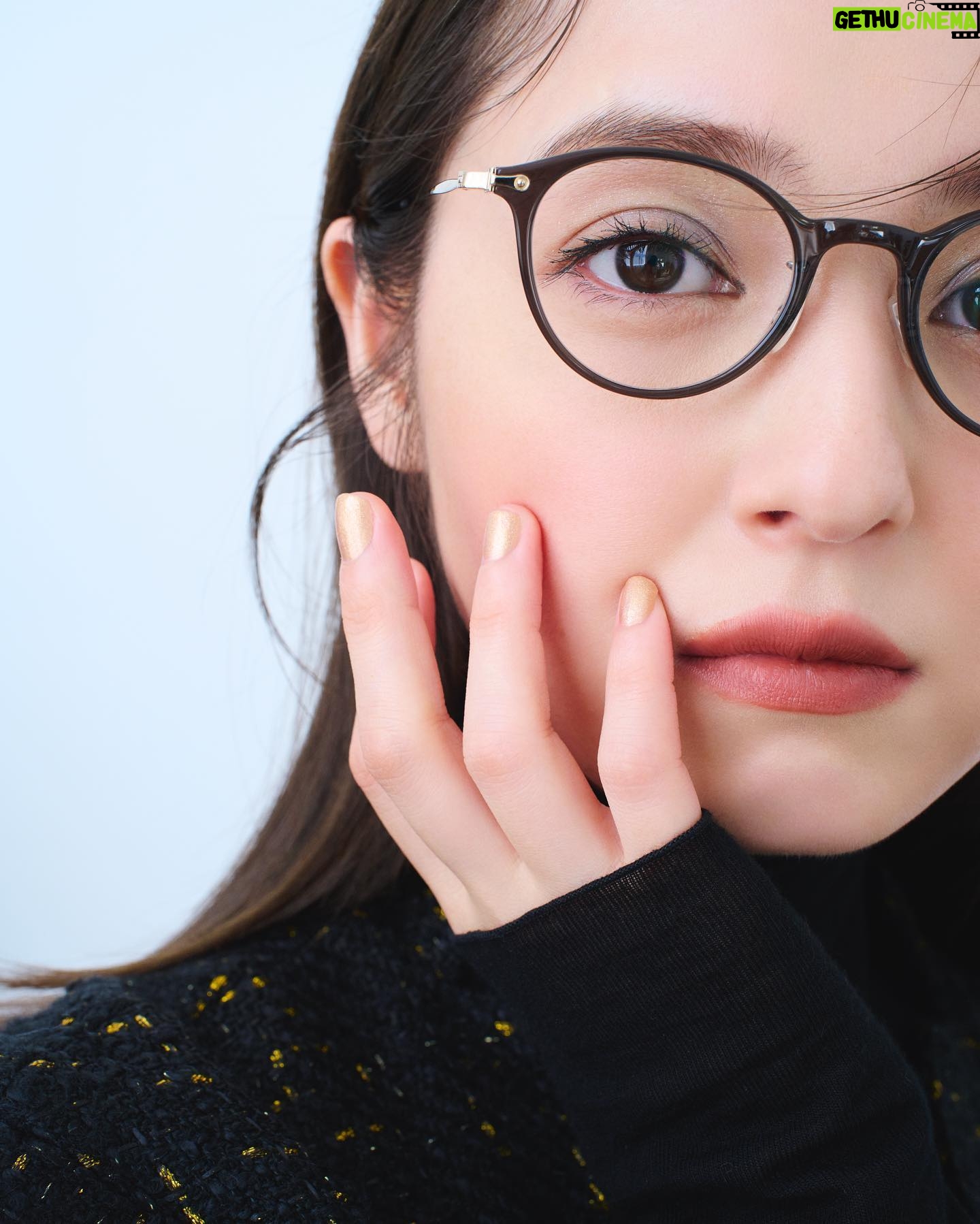 Nozomi Sasaki Instagram - .
程よく主張のあるメガネ👓🩶
どんなお洋服にも合わせやすいです。
#iNtimitebyEYEVAN
=====
<iNtimité by EYEVAN 新商品販売のお知らせ>
iNtimite by EYEVAN 2024 Spring & Summer の新作が公開されました!
iNtimité by EYEVANらしい繊細なディティールで、春らしい彩りと華やかさを演出した幅広いラインナップをご紹介させていただきます。
特別な日のスタイルから、普段使いまで様々なシーンでお使いいただけるアイテムが揃っていますので、是非ご覧になってください!
<着用モデル>
INE-3003 GRY/G
クラシカルモダンを象徴するスタイルを、柔和なグレーのカラーリングでアレンジしました。細身のβ-チタンテンプルがもたらす軽さと弾力性により、ストレスレスな掛け心地を実現しました。
=====
