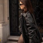 Anna-Maria Sieklucka Instagram - Jakie „okulary” zdobią dziś Twoja twarz? Czy pada przez nie różowe światło, które pozwala widzieć Ci świat w lepszej odsłonie? A może sama usilnie bronisz się przed tym, żeby dostrzec to, co przede wszystkim Ty sama masz do zaoferowania? To kim jesteś i jakie jest Twoje serce?
Zastanawiałaś się kiedyś nad tym kim tak naprawdę jesteś dla siebie? 
.
.
.

@lorealpro #lorealpro #thoughts #beyourself