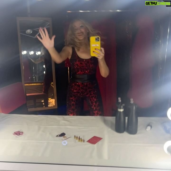 Kylie Minogue Instagram - Like I said 🤳🏻 “”””WHAT A SHOW … Thank yooooooouuuuuuu””” 😝🥹💥🤪😘